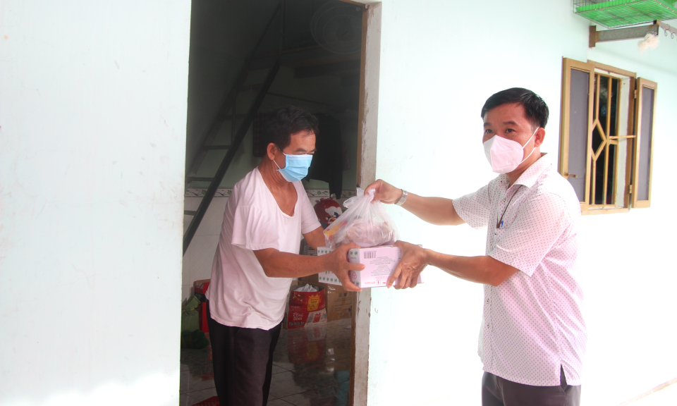 Thủ Thừa: Tặng gần 1700 phần quà cho công nhân đang ở trọ