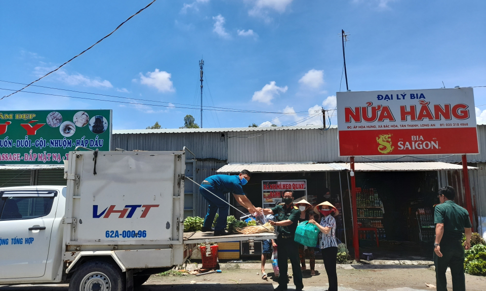 Tân Thạnh: Tiếp nhận nguồn lực ủng hộ chống dịch Covid-19
