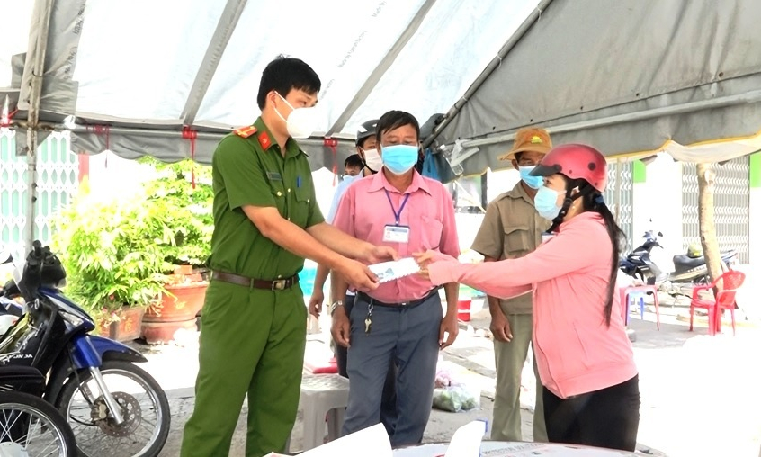 TX Kiến Tường: Thăm, tặng quà các chốt phòng, chống dịch