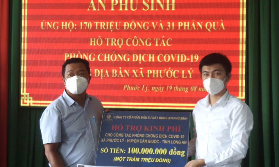 Công ty Cổ phần Đầu tư xây dựng An Phú Sinh hỗ trợ hơn 300 triệu đồng công tác phòng chống dịch
