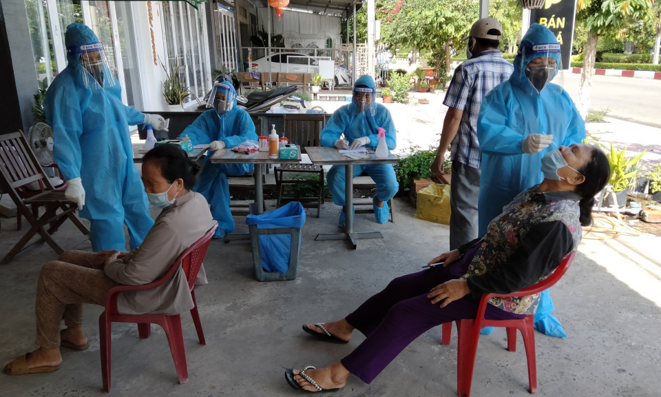 Tân Hưng: Lấy mẫu xét nghiệm PCR cho 400 hộ dân trên địa bàn thị trấn Tân Hưng