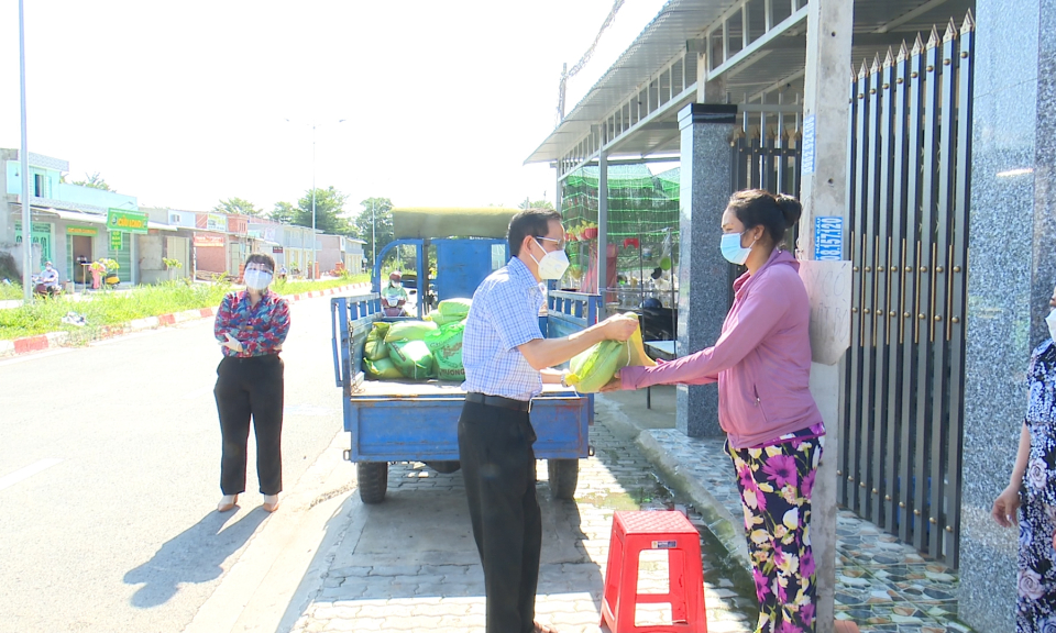 Đức Hòa: Thăm, tặng quà người dân khó khăn do ảnh hưởng dịch Covid-19