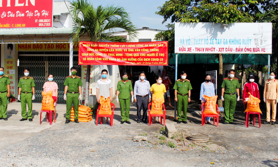 Công an Cần Đước đồng hành cùng công nhân, người dân khó khăn mùa dịch