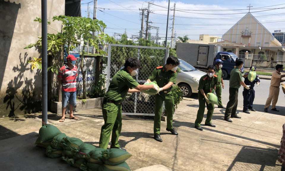 Bến Lức: Trao tặng quà cho người dân vùng dịch nhân 76 năm Ngày truyền thống lực lượng CAND