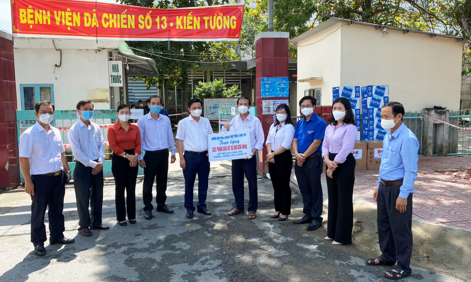 Đoàn Đại biểu Quốc hội tỉnh Long An thăm, tặng quà Bệnh viện dã chiến số 13