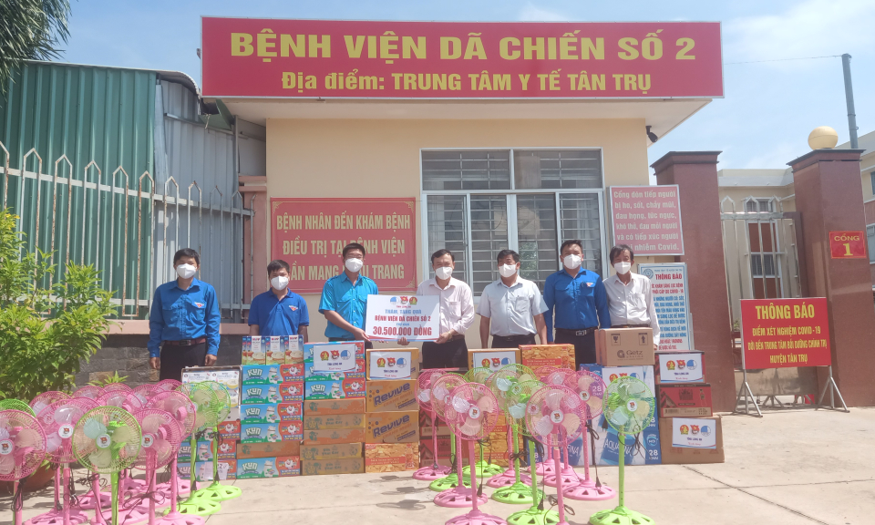 Tỉnh đoàn Long An thăm, tặng quà bệnh viện dã chiến huyện Tân Trụ