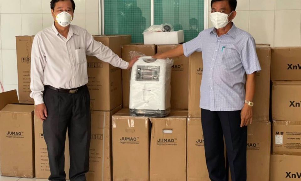 Trao tặng 10 máy thở Oxy cho Trung tâm y tế huyện Bến Lức