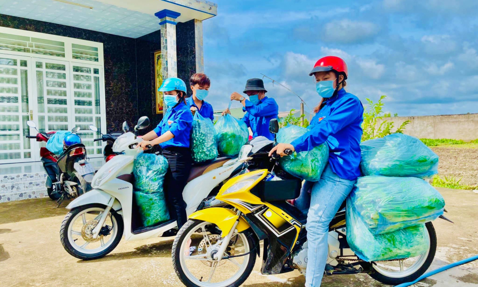 Cần Đước: Giao hàng giúp dân từ thứ 2 đến thứ 6 hàng tuần