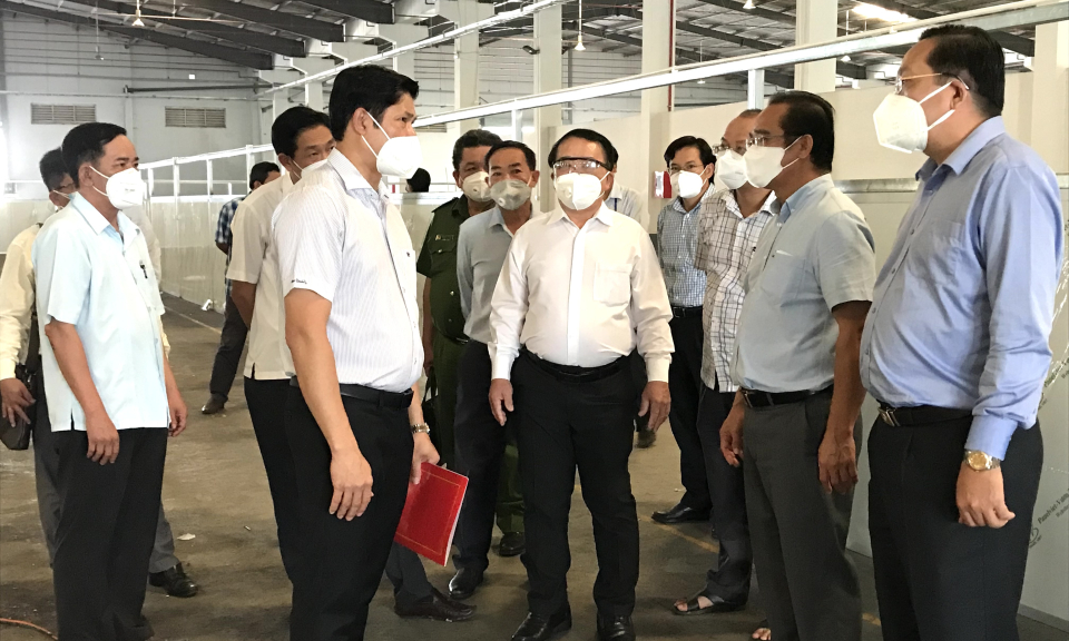 Bí thư Tỉnh ủy kiểm tra tiến độ công trình bệnh viện dã chiến tại huyện Cần Giuộc