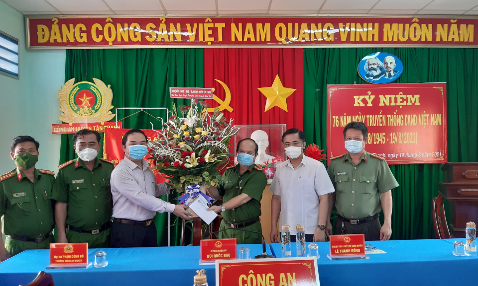 Tân Thạnh: Chúc mừng ngày truyền thống lực lượng công an nhân dân (19/8/1945 – 19/8/2021)