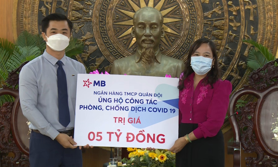 Lễ tiếp nhận ủng hộ Quỹ vắc -xin phòng Covid -19 tỉnh Long An