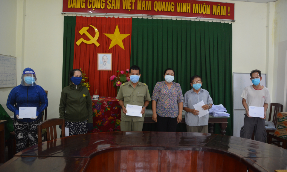 Cần Giuộc: Hỗ trợ 18.000 suất ăn cho người dân khó khăn do dịch Covid-19