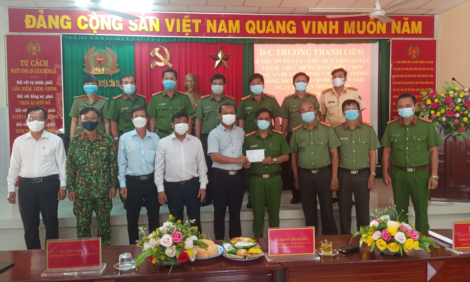 Lãnh đạo huyện Tân Trụ thăm động viên cán bộ chiến sĩ Công an huyện