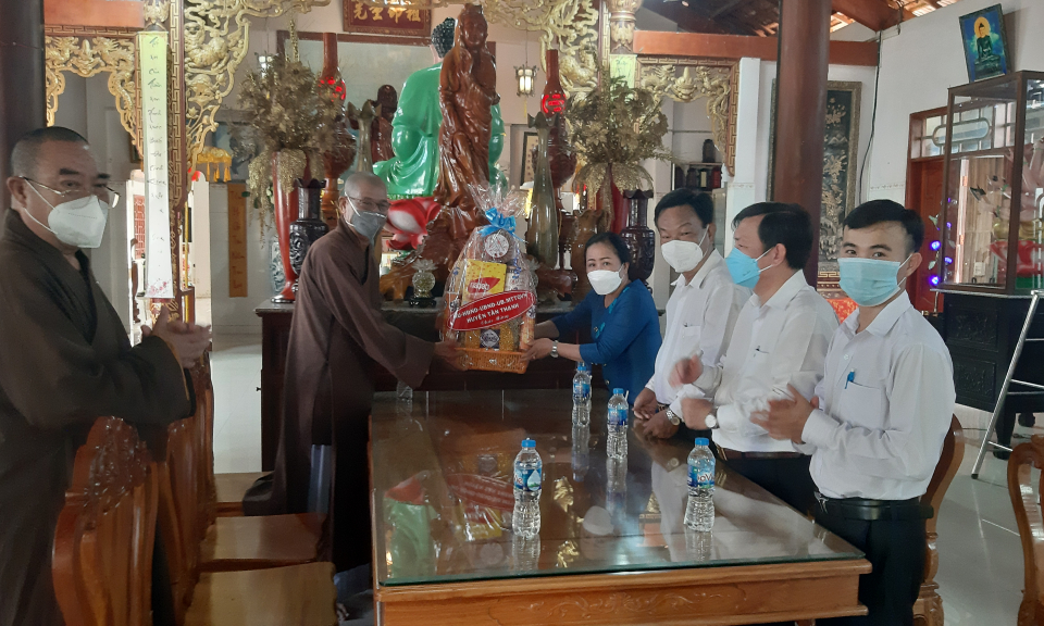Tân Thạnh: Thăm, chúc mừng các cơ sở thờ tự nhân dịp Đại lễ Vu Lan Phật giáo