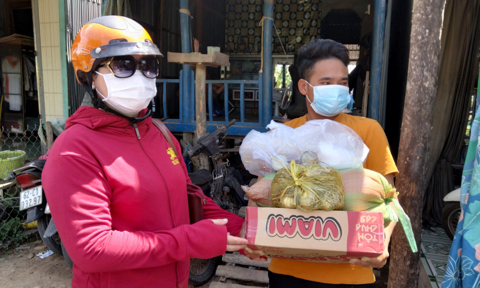 Tân Hưng: Trao quà hỗ trợ người dân di cư tự do từ Campuchia về Việt Nam mùa dịch