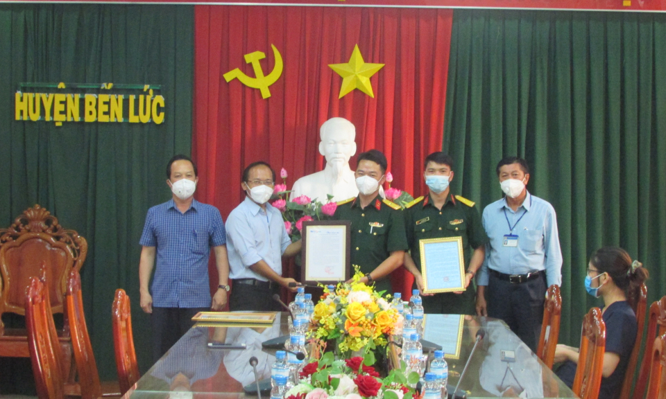 Bến Lức: Tiễn đoàn y, bác sĩ Bệnh viện Quân y 175