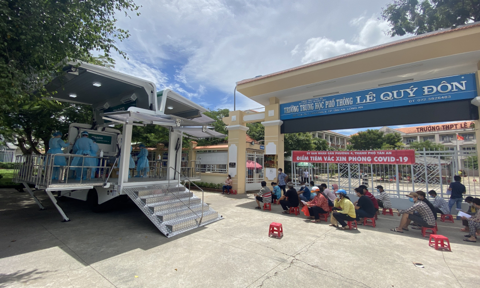 Long An: Ngày đầu tiên vận hành xe tiêm vắc-xin lưu động