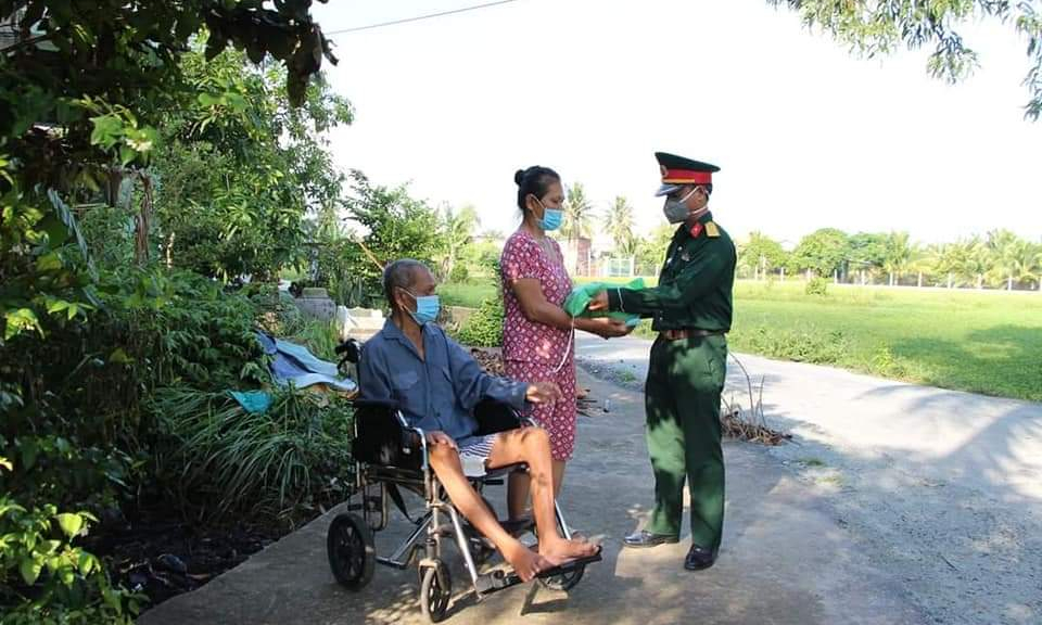 &#8220;Khi bà con gặp khó khăn hãy gọi cho chúng tôi&#8230;&#8221;