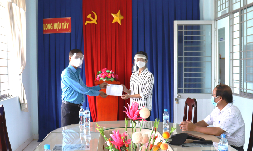 Liên đoàn lao động huyện Cần Đước trao quà động viên công đoàn viên diện F1, F2