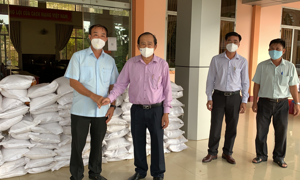 Sở NN & PTNN Long An tặng gạo 02 huyện Tân Hưng và Vĩnh Hưng