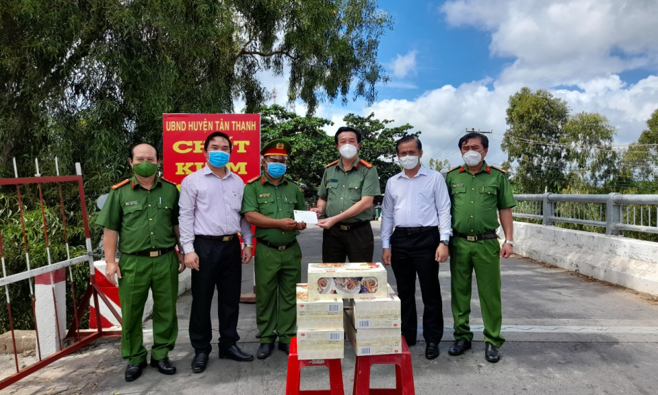Tặng quà lực lượng tuyến đầu phòng, chống dịch Covid-19 tại huyện Tân Thạnh