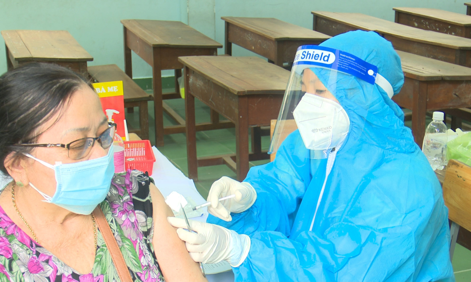 Đức Hòa: Triển khai tiêm vắc xin phòng Covid-19 cho người từ 65 tuổi trở lên