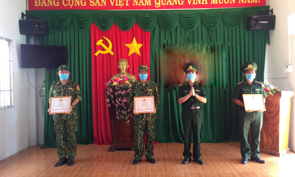 Tân Hưng: Khen thưởng đột xuất cho các cá nhân có thành tích trong phòng, chống buôn lậu