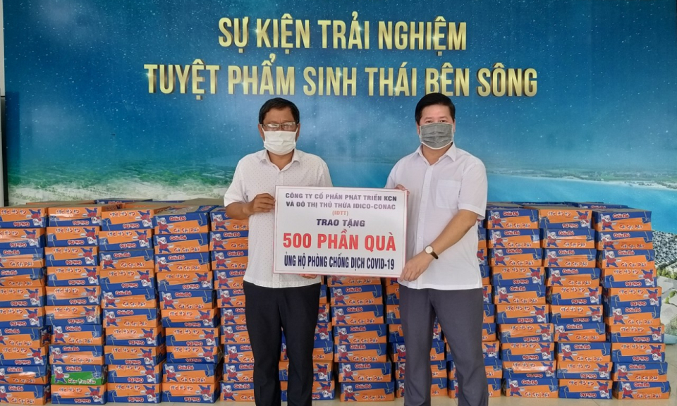 Thủ Thừa: Trao tặng 500 phần quà cho người dân khó khăn do ảnh hưởng dịch Covid-19