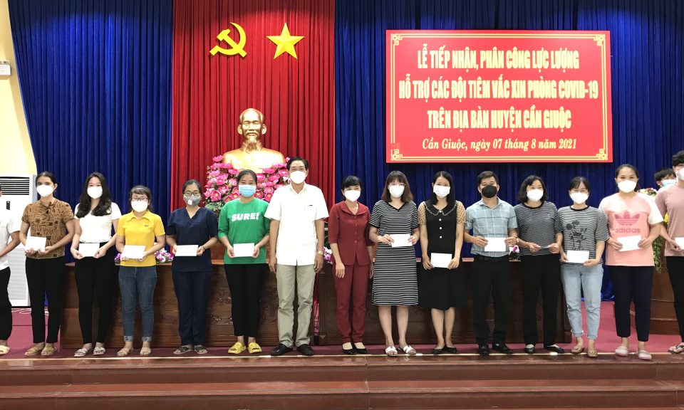 Cần Giuộc: Gặp mặt cán bộ y tế hỗ trợ công tác tiêm vắc xin phòng, chống dịch Covid – 19