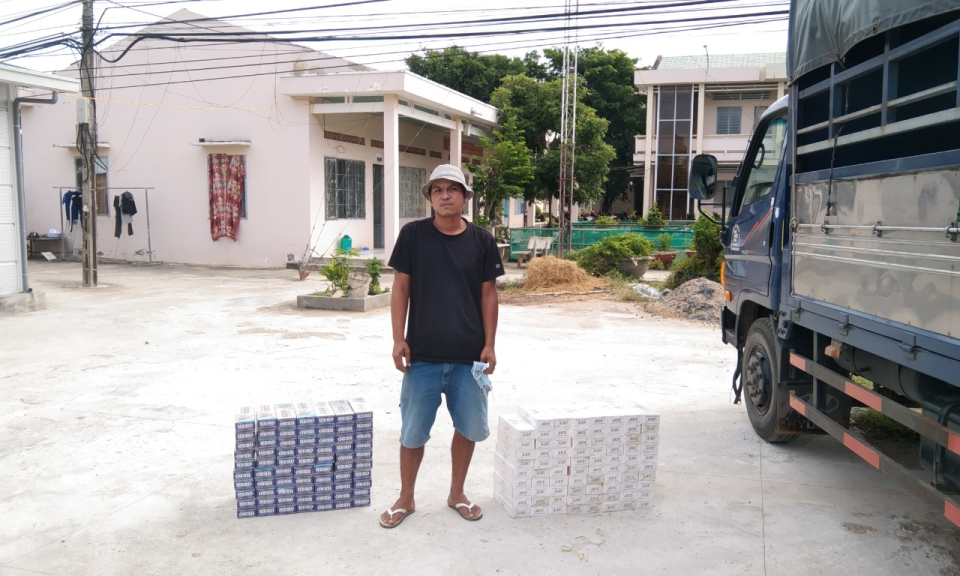 Tân Hưng: Bắt giữ đối tượng vận chuyển gần 1.500 gói thuốc lá ngoại
