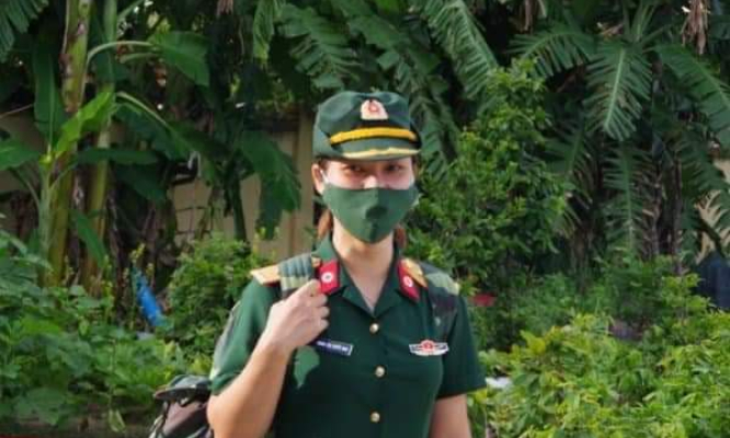 Nữ quân nhân xung phong vào tâm dịch