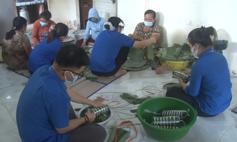 TX Kiến Tường: &#8220;Bánh tét thông gia&#8221; hỗ trợ tuyến đầu phòng chống dịch Covid-19