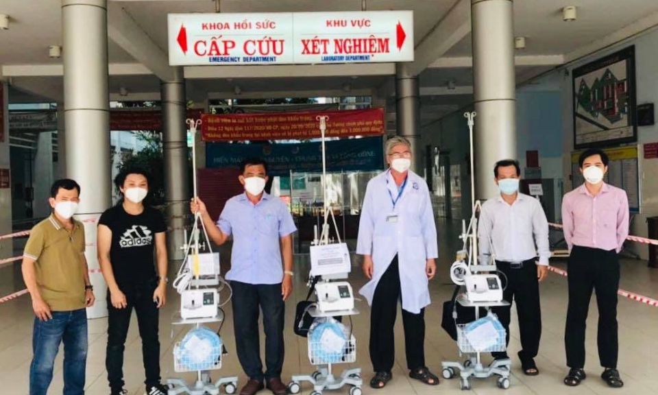 Trao tặng 3 máy thở trị giá 400 triệu đồng cho TTYT huyện Bến Lức