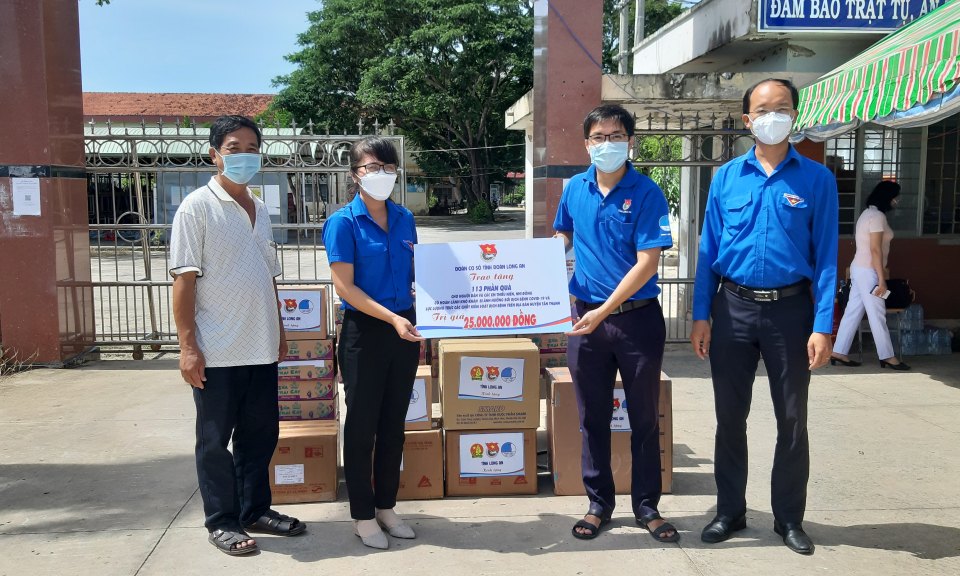 Tân Thạnh: Tỉnh Đòan Long An tặng quà khu phong tỏa và Bệnh viện dã chiến số 12