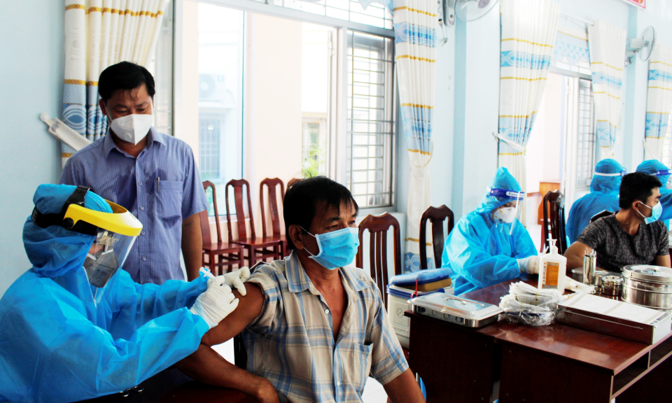 Bảo đảm an tòan tiêm vắc &#8211; xin phòng Covid-19 cho người dân 8 xã huyện Cần Đước