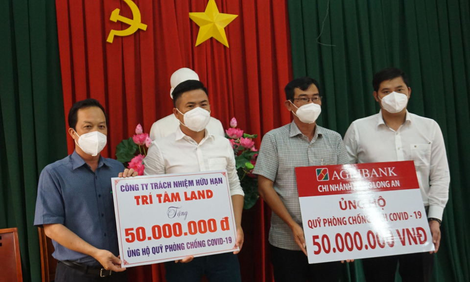Bến Lức: Tiếp nhận 100 triệu đồng ủng hộ Quỹ phòng, chống dịch Covid-19
