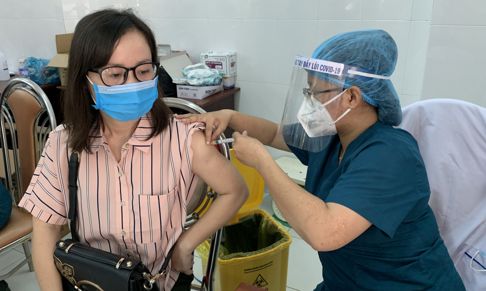 Tân Hưng: Tiêm vaccine phòng COVID-19 cho CBCCVC huyện