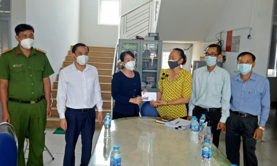 TP Tân An: Bí thư Thành ủy thăm, động viên lực lượng tuyến đầu phòng chống dịch Covid-19