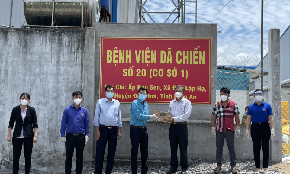 Đức Hòa: Trao tặng nguồn lực đóng góp cho công tác phòng chống dịch Covid-19
