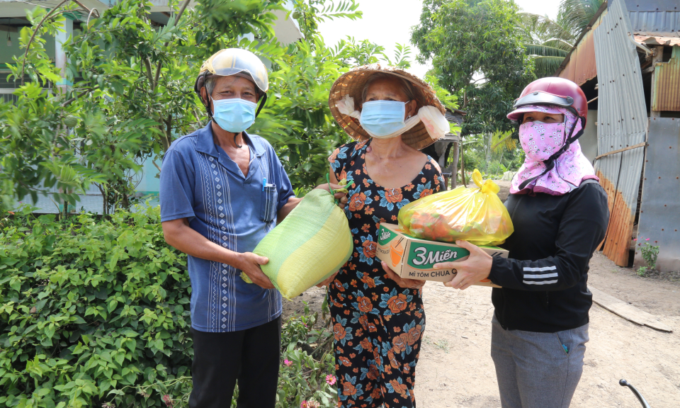 Vĩnh Hưng: Trao tặng quà cho gia đình khó khăn do ảnh hưởng dịch Covid-19