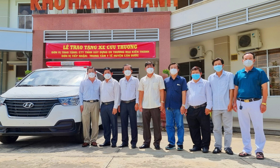 Cần Đước: Tiếp nhận xe cứu thương, phục vụ công tác phòng, chống dịch