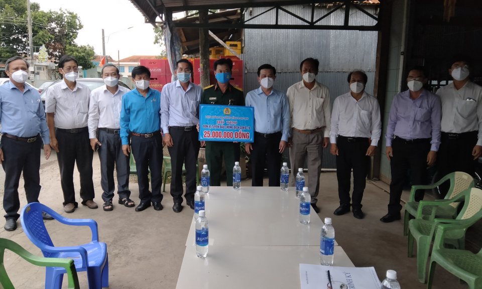 Thăm, động viên lực lượng tuyến đầu phòng, chống dịch của huyện Tân Hưng