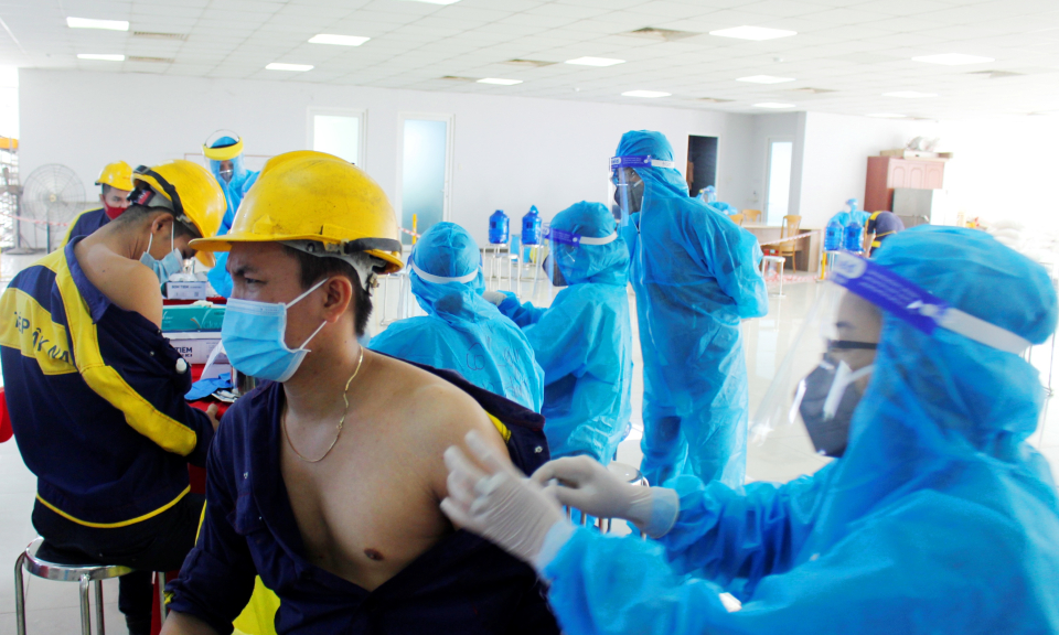 Cần Đước: Hoàn thành tiêm vắc-xin phòng Covid-19 cho công nhân và lực lượng tuyến đầu