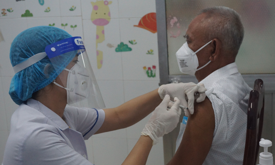 Bến Lức: Tiêm phòng vắc-xin Covid-19 cho người có công cách mạng