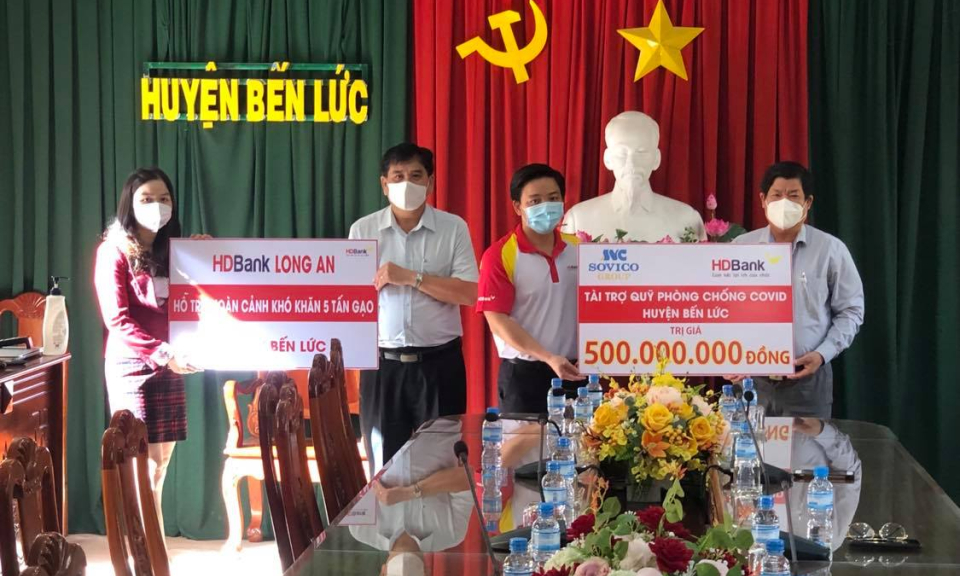 Bến Lức: Tiếp nhận 500 triệu đồng ủng hộ Quỹ phòng, chống Covid-19
