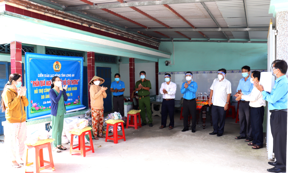 Liên đoàn lao động tỉnh Long An trao “Phần quà nghĩa tình-kết nối yêu thương”