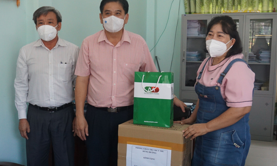 Bến Lức: Tiếp nhận nguồn lực ủng hộ phòng chống dịch