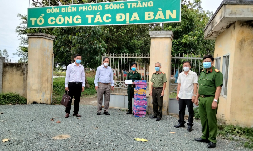 Tân Hưng: Thăm, động viên lực lượng phòng, chống dịch tuyến biên giới