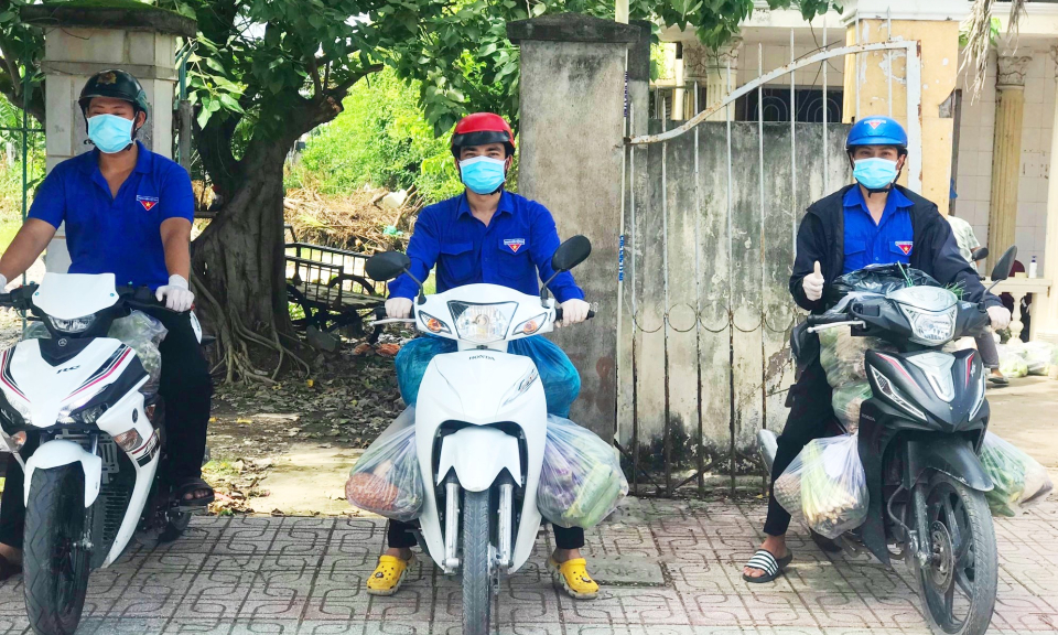 Cần Đước: &#8216;Shipper áo xanh&#8217; mang thực phẩm đến cho người dân