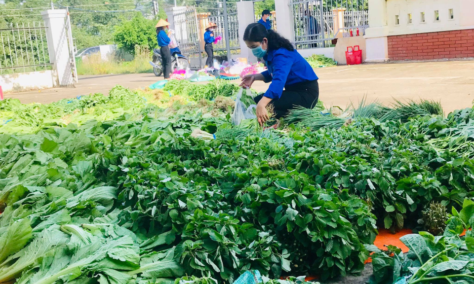 “Bà con ăn gì ? Chúng tôi mua giúp !”